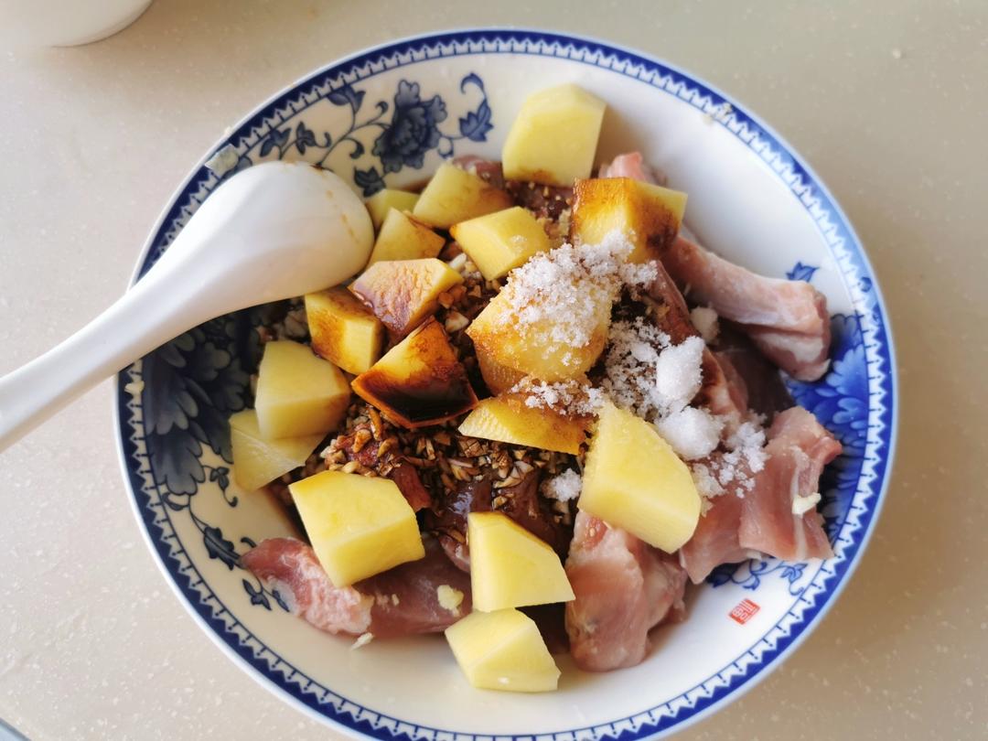 超好吃排骨-土豆蒜香排骨煲