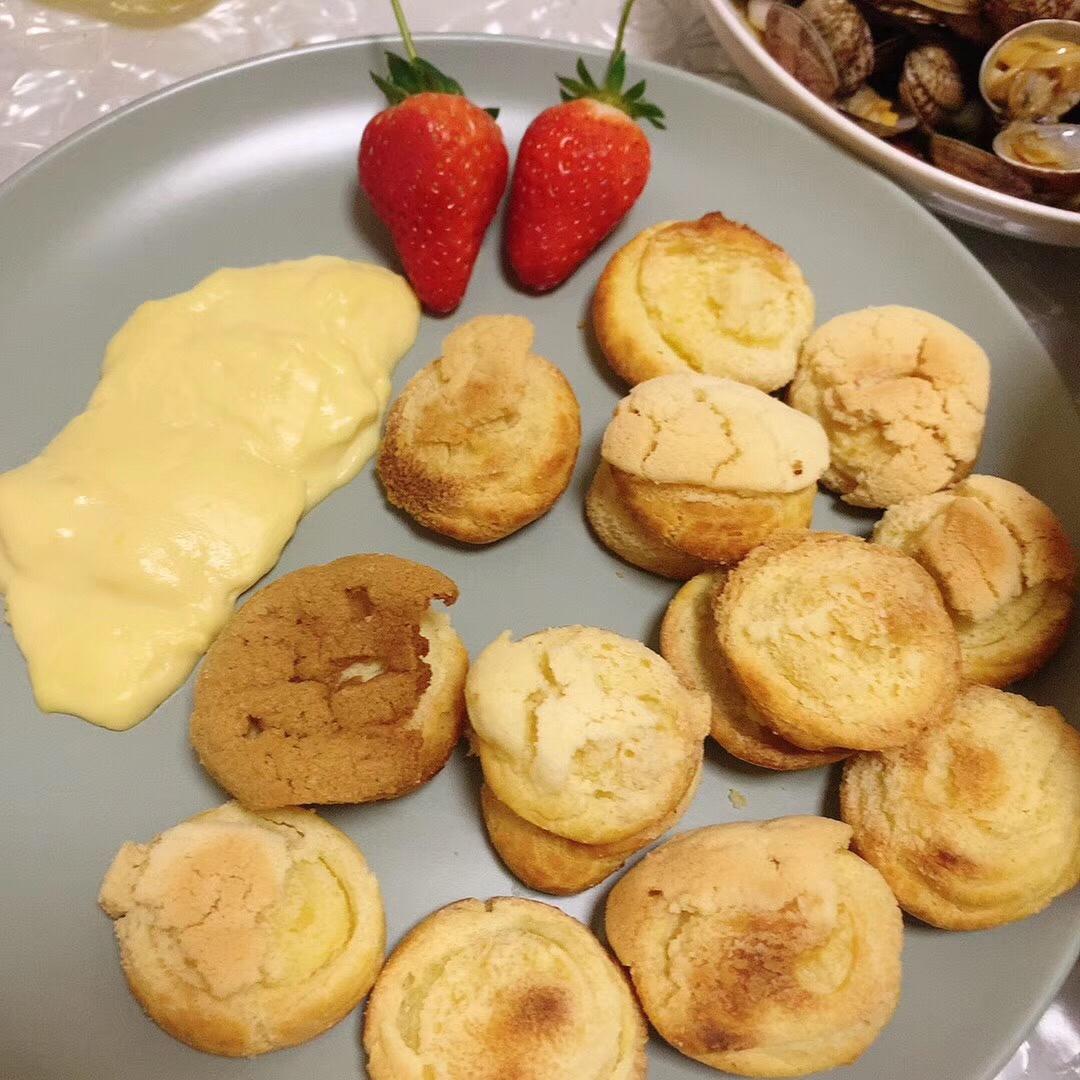 卡仕达，卡仕达酱，香甜可口，细腻顺滑，冷藏后更加冰爽。可做泡芙内馅，涂抹面包。下面的链接是泡芙作品。