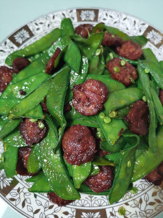 超脆爽的荷兰豆炒香肠｜太太乐鲜鸡汁食谱