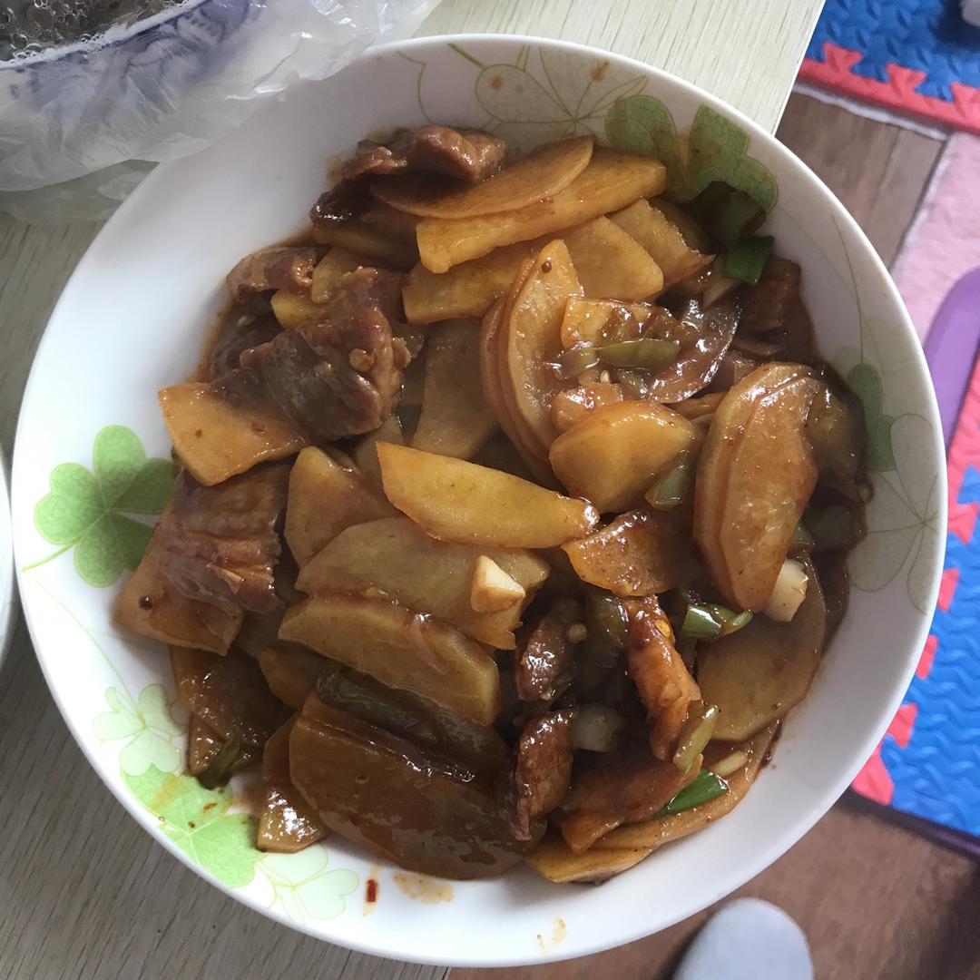 五花肉干煸土豆片