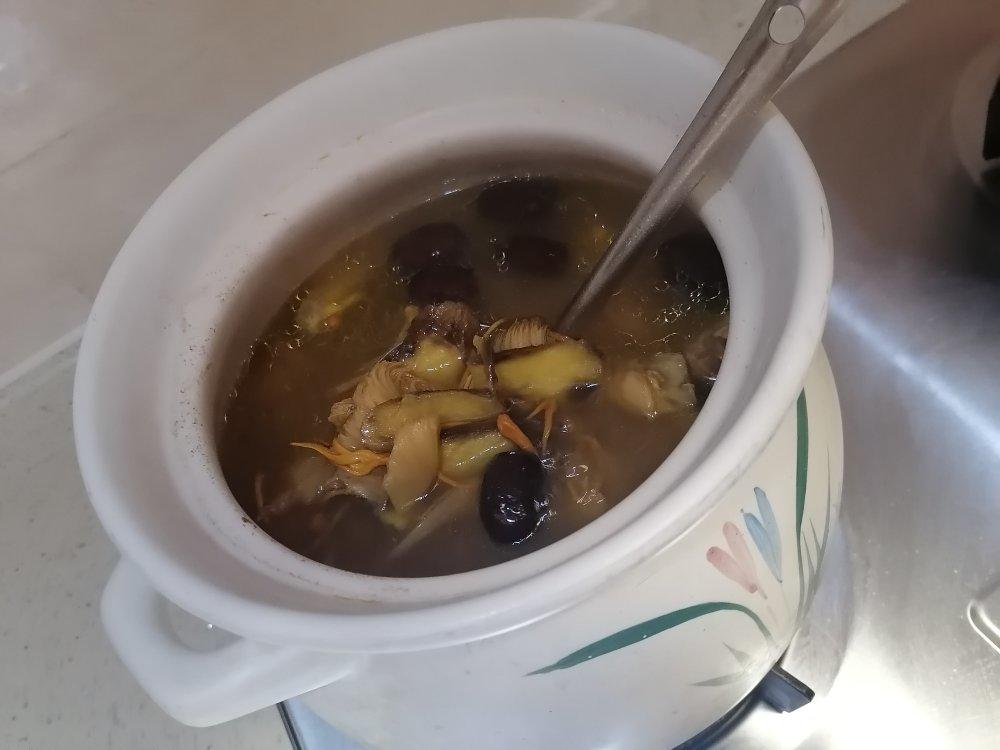猴头菇炖鸡汤