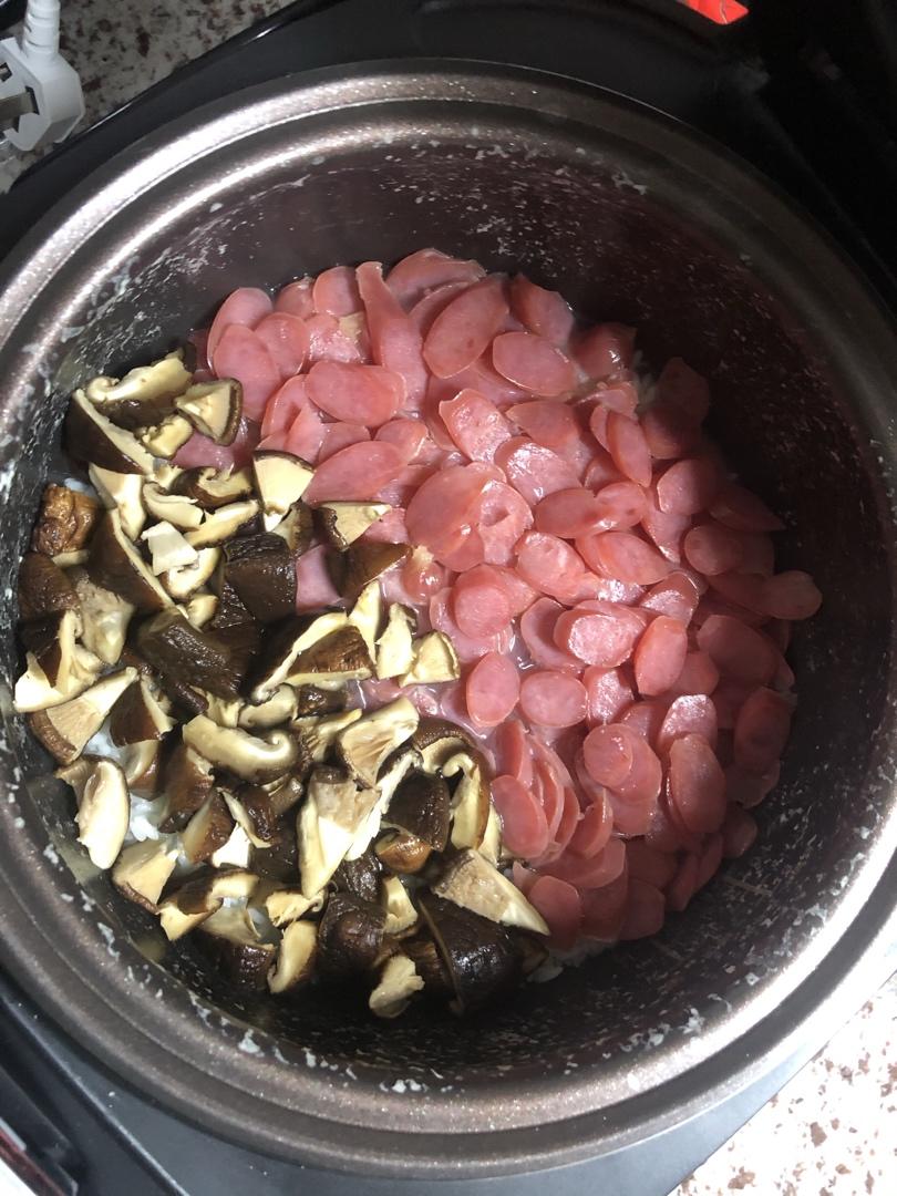广式腊味煲仔饭（腊肠电饭锅版）