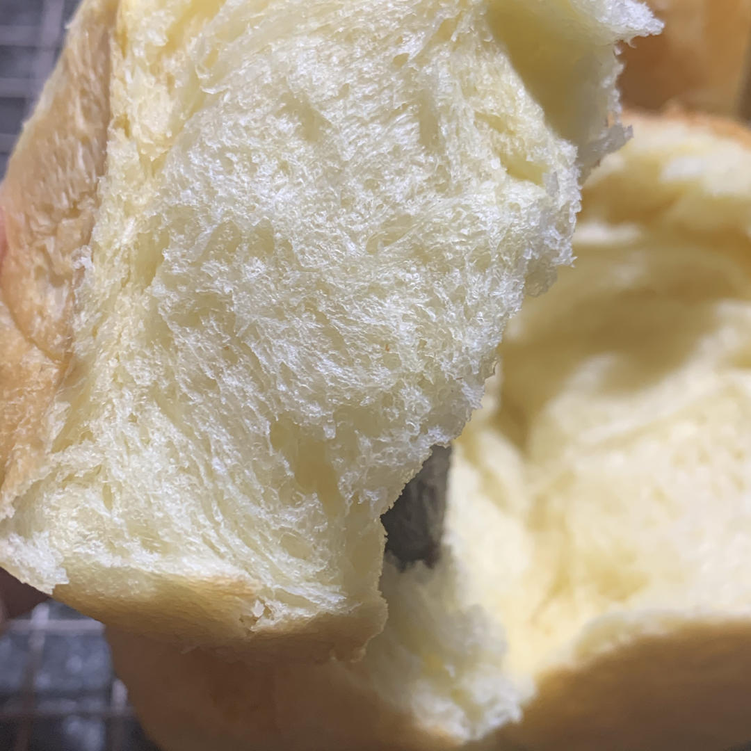 松软可口的红豆沙面包卷