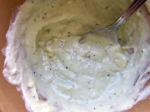 蟹柳沙拉配牛油果酸奶酱的做法 步骤2