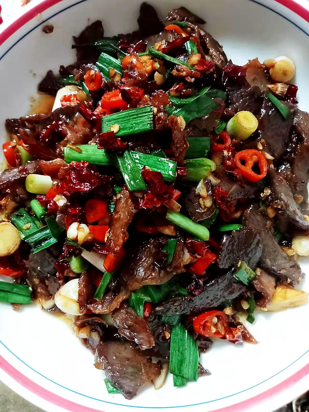 最好吃的下酒菜大蒜叶炒腊牛肉