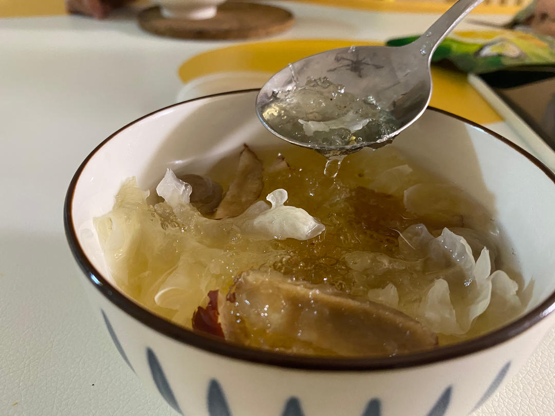 《桃胶皂角米雪燕银耳牛奶羹》据说一碗等于敷30片面膜的功效