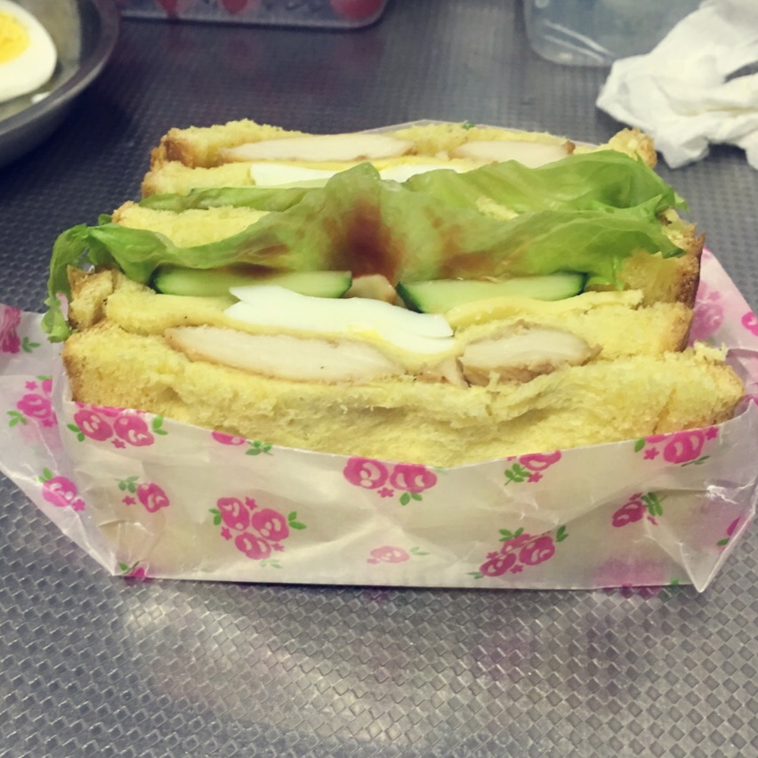 香煎鸡胸肉三明治