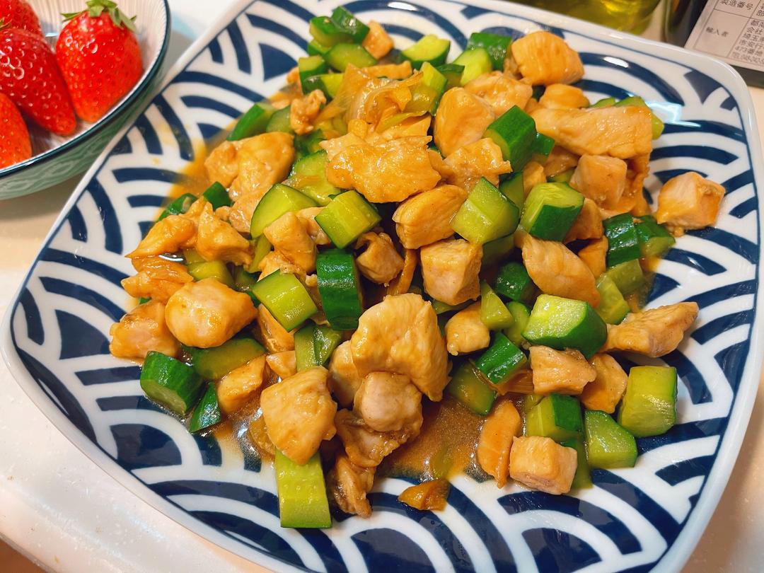 减脂版宫保鸡丁 鸡胸肉炒黄瓜的做法