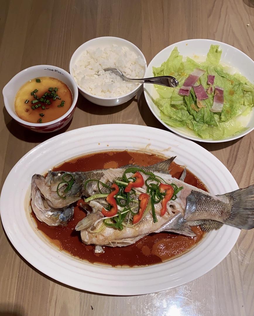 考究的清蒸鲈鱼