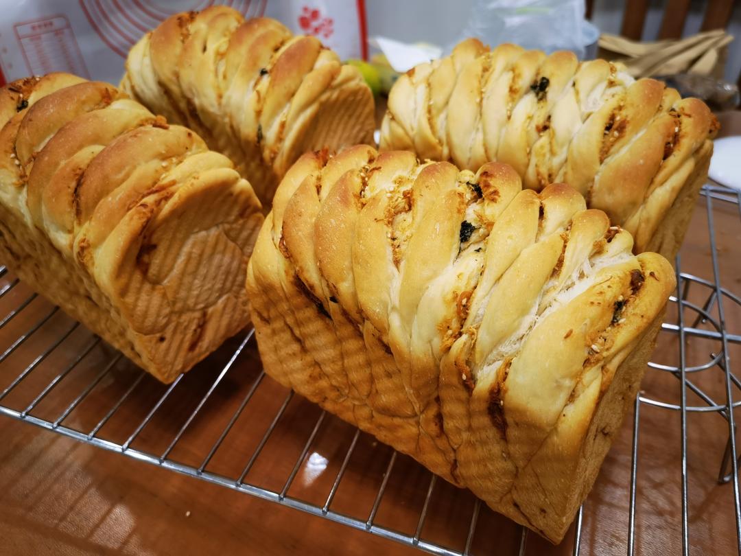 简单好看的整形｜咸蛋黄流心酱肉松面包