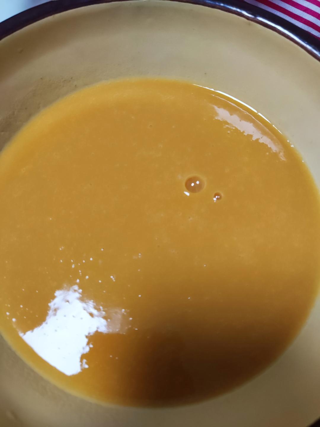 红薯不要再蒸着吃了，试试这样搭配打成豆浆，润肠又养胃，好喝到原地打转，寒冷的冬天来一杯太暖了！