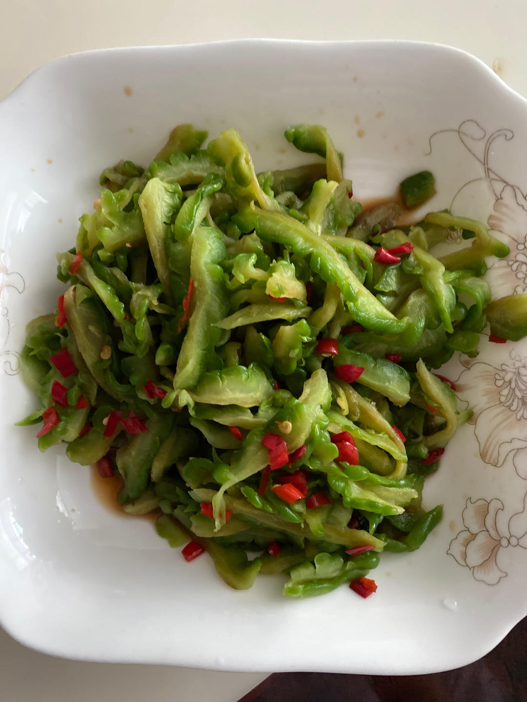 凉拌苦瓜(色碧、味脆)