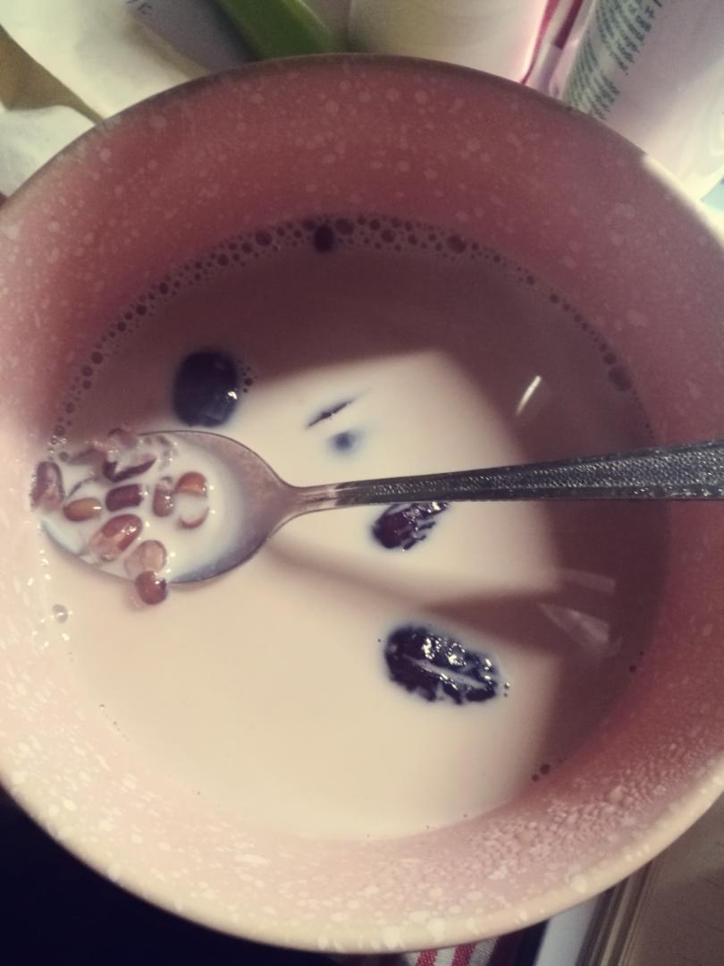红枣红豆薏仁牛奶粥