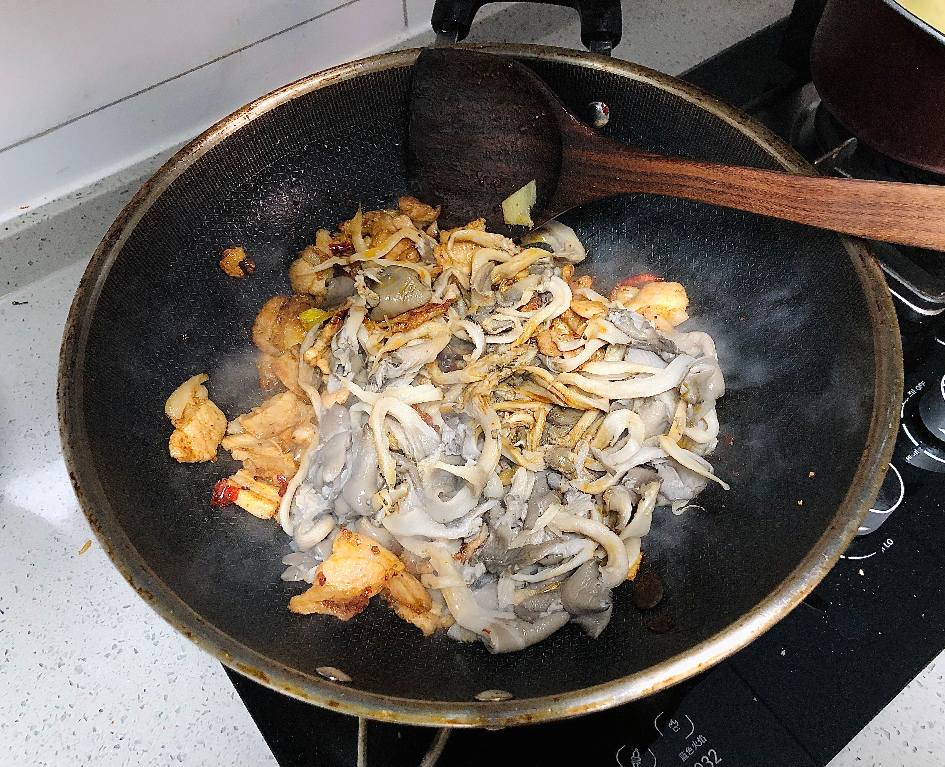 家常版蘑菇炒肉片❗️鲜嫩可口的做法 步骤4