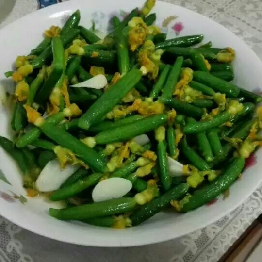 清炒顶花小黄瓜