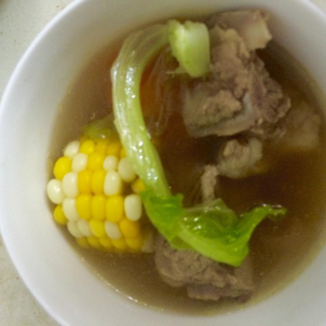 胡萝卜玉米排骨汤
