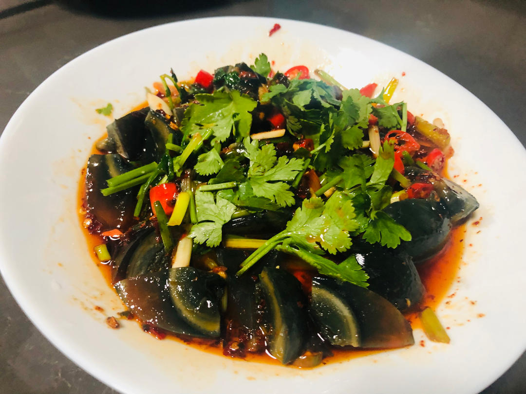 皮蛋的神仙吃法❗️好吃到爆的香菜拌皮蛋