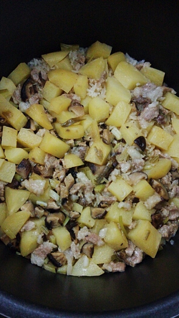 电饭锅版香菇土豆饭