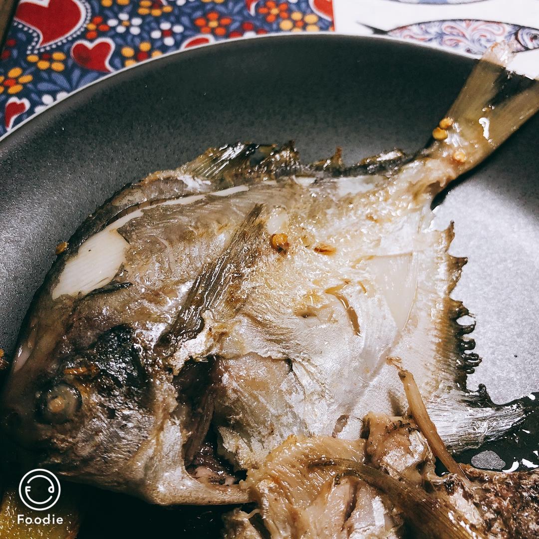 干煎椒盐鲳鱼