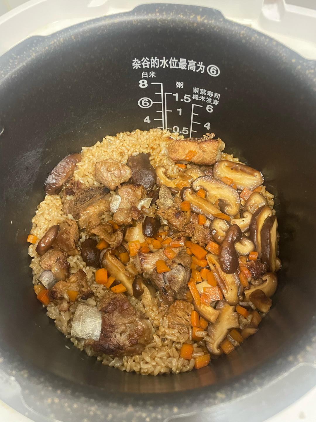 喷香排骨焖饭（爆好吃）