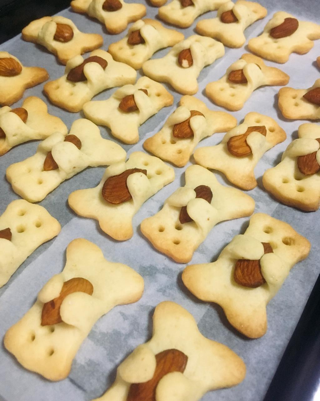 小熊抱杏仁饼干