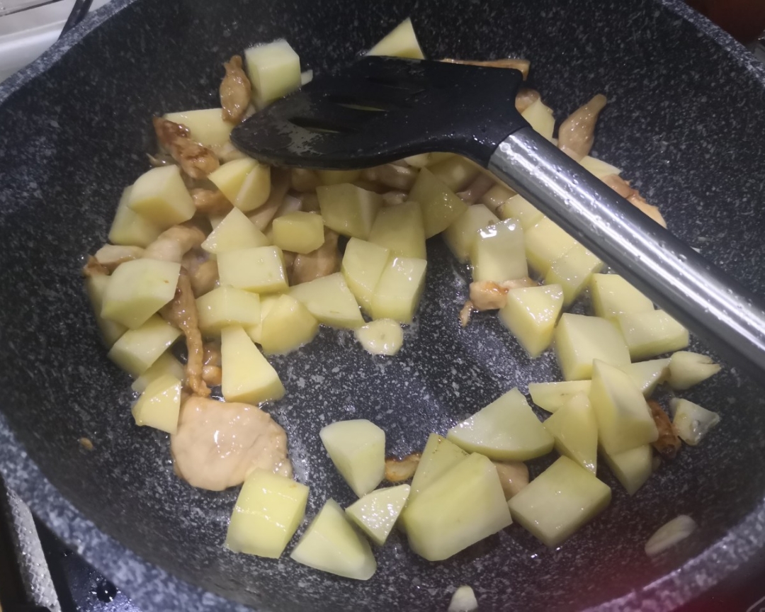 土豆鸡肉焖饭（简单少油版）的做法 步骤3