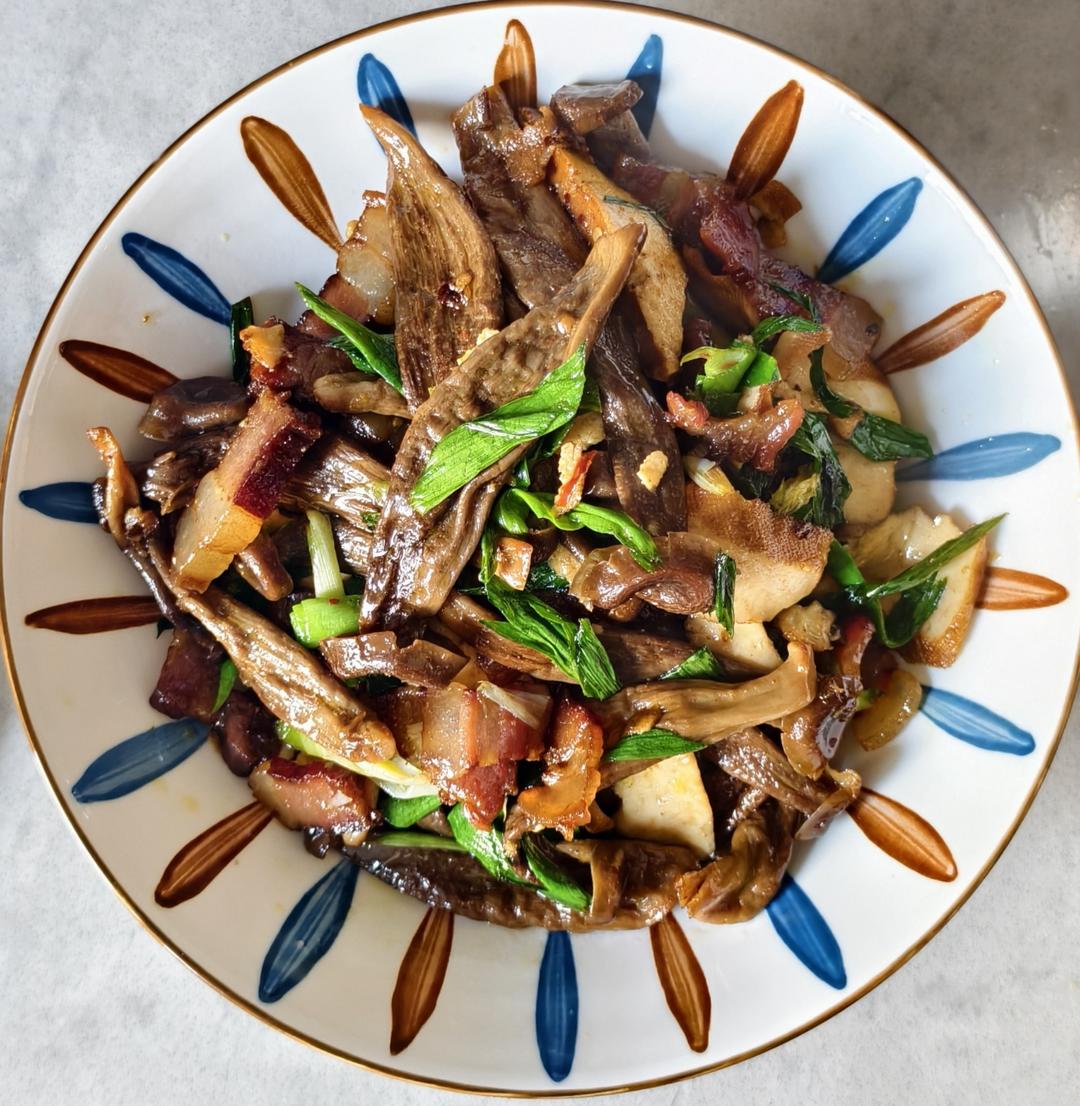 腊肉炒鹿茸菇