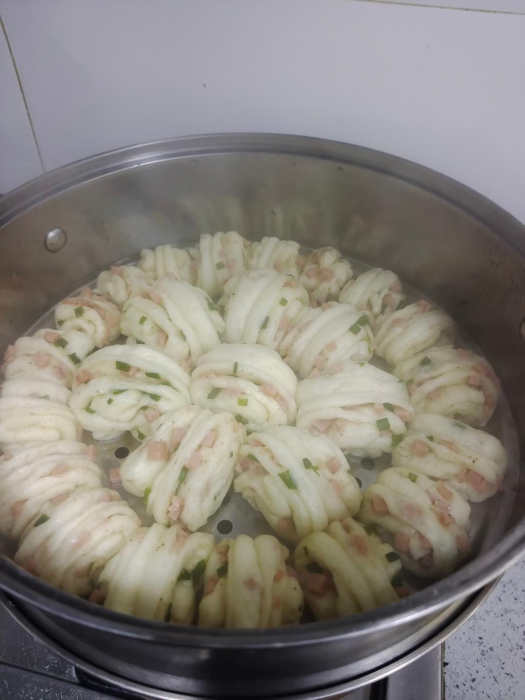 最好吃的火腿葱香花卷—附让葱不变黄的小窍门