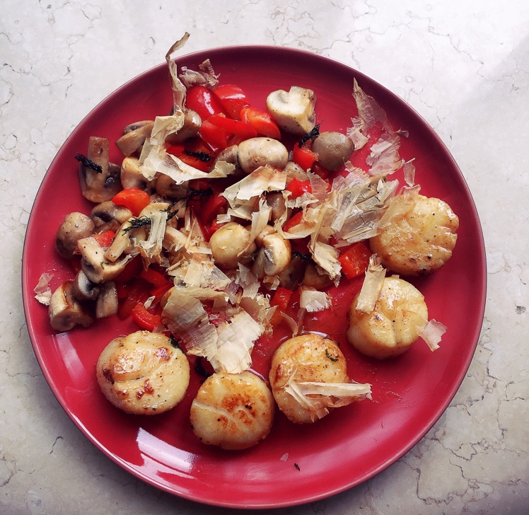 煎扇贝配小蘑菇