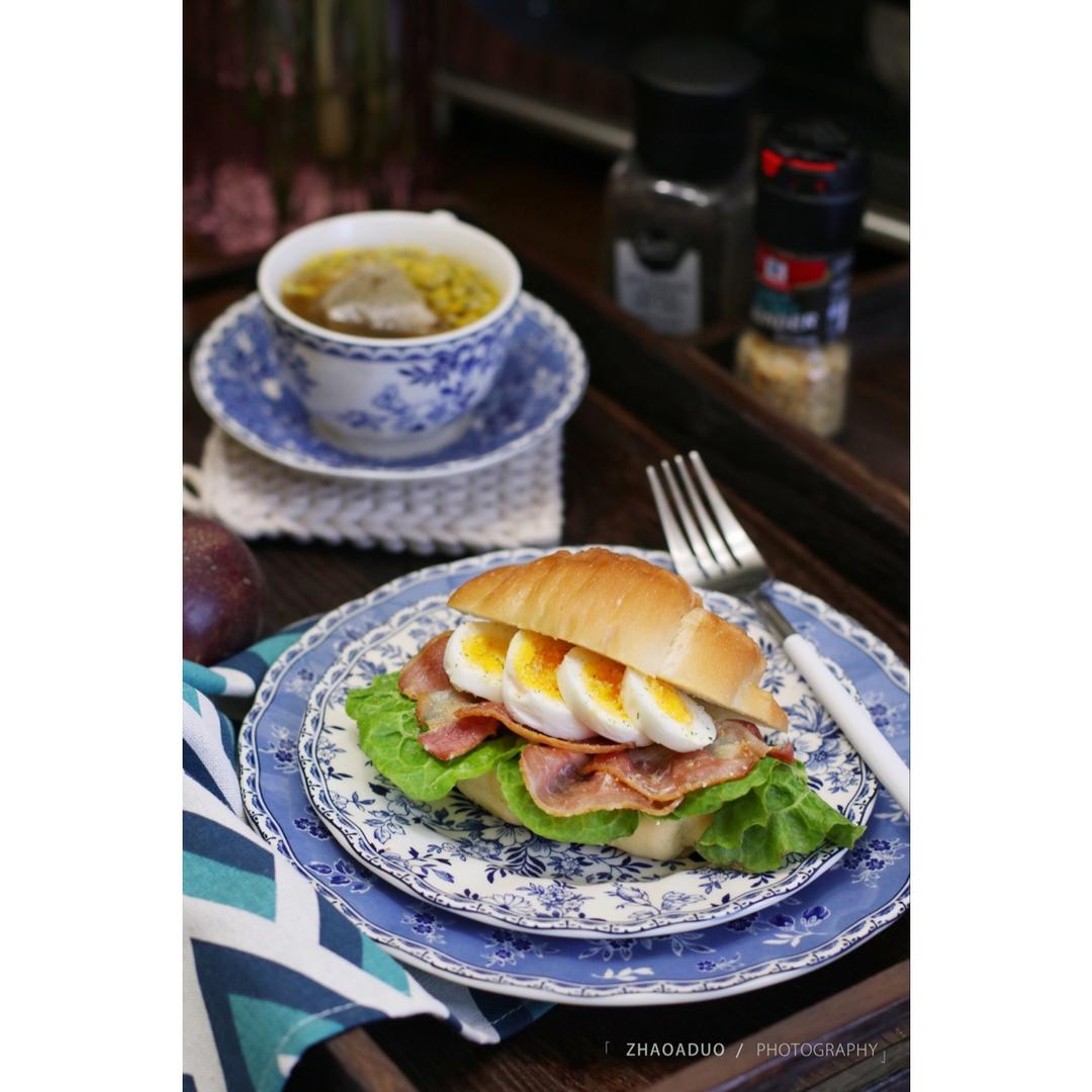 芝香浓郁虾仁蛋托三明治