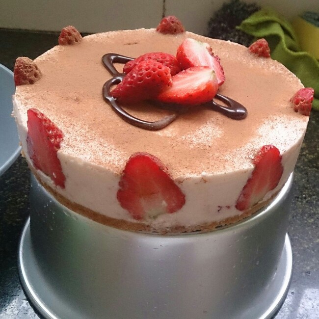 草莓果粒冻芝士蛋糕