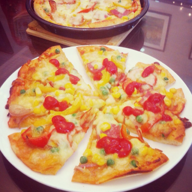 薄饼脆皮火腿pizza