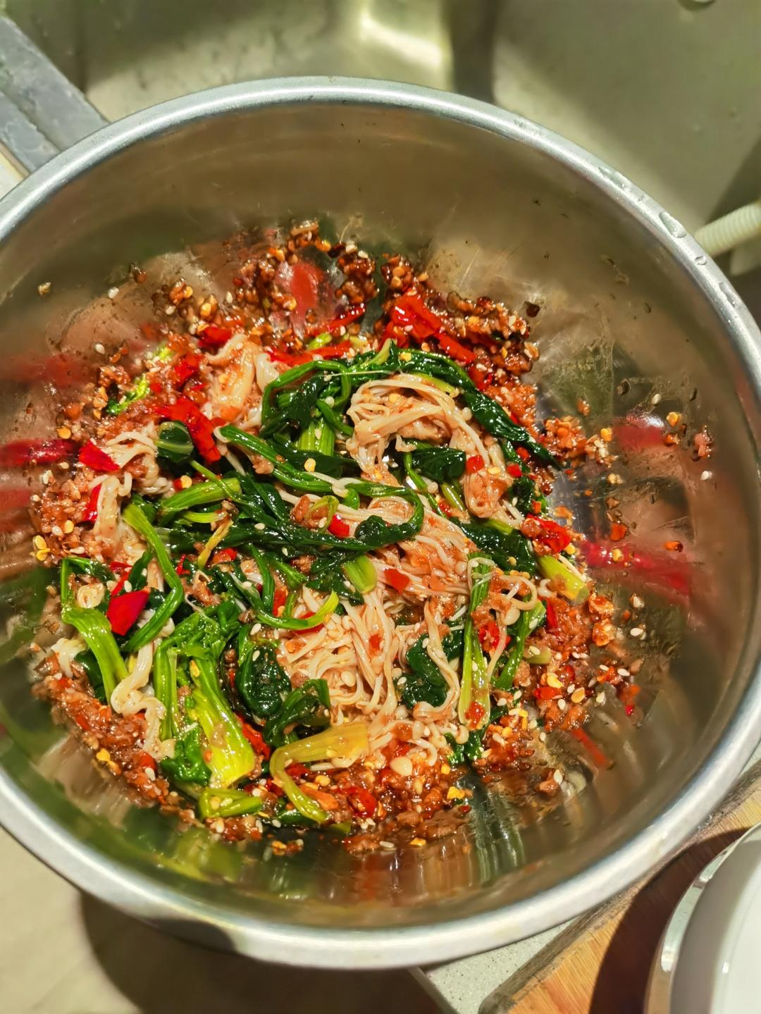 解馋减脂餐！酸辣开胃又下饭的菠菜拌金针菇