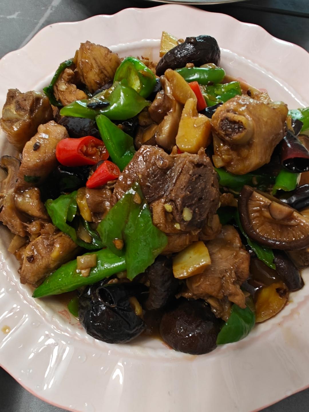 自制黄焖鸡真的绝了好吃到爆炸不夸张