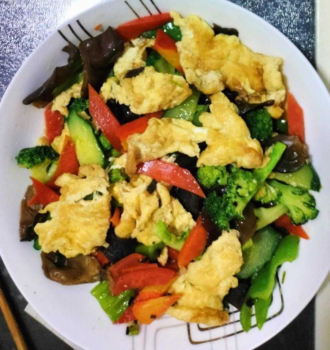 这么搭配也太香了！青椒胡萝卜木耳炒鸡蛋