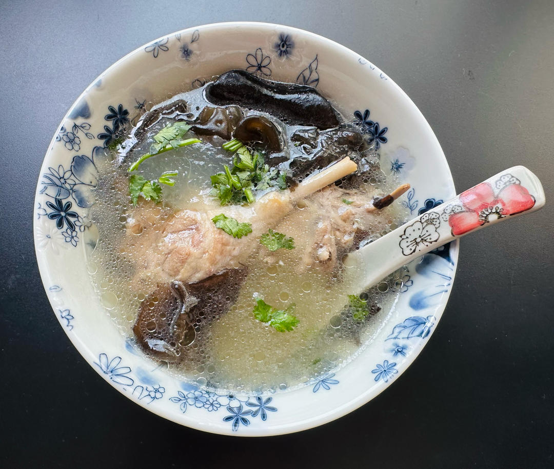 厨师长教你：“老鸭萝卜汤”的家常做法，天气冷了很适合老人孩子