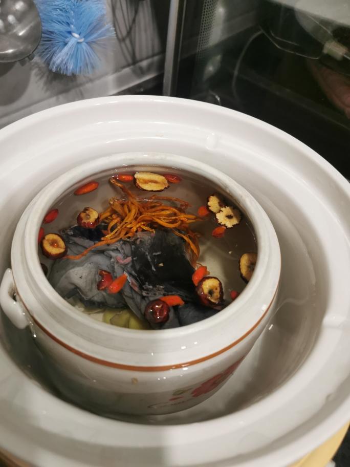 快手炖汤补气血--虫草花乌鸡汤