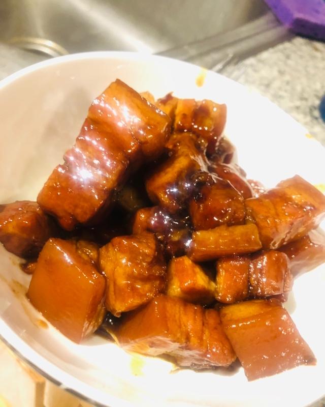 吃着碗里望着锅里的红烧肉