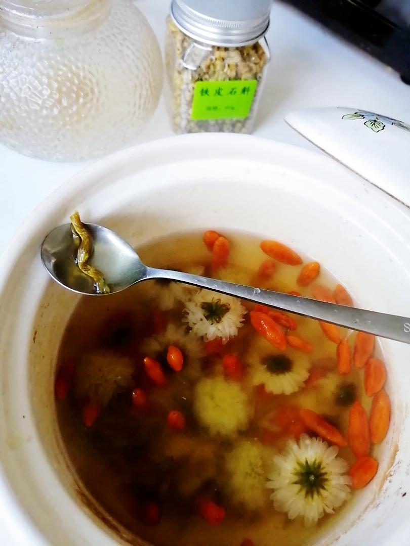 石斛枸杞菊花饮的做法