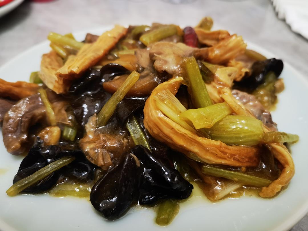 大厨教你泡发腐竹的3种方法，简单实用，葱烧腐竹这样做太香了