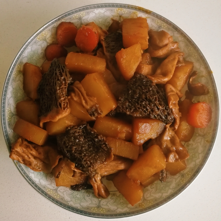 羊肚菌炖土豆胡萝卜的做法