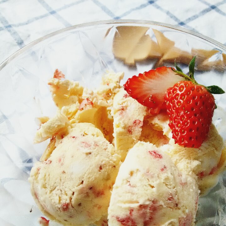 无需搅拌的草莓冰激凌