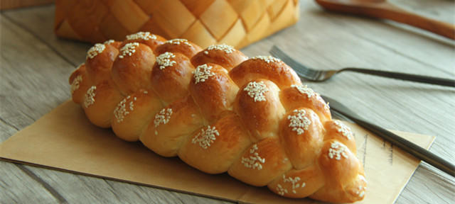 哈拉辫子面包的做法