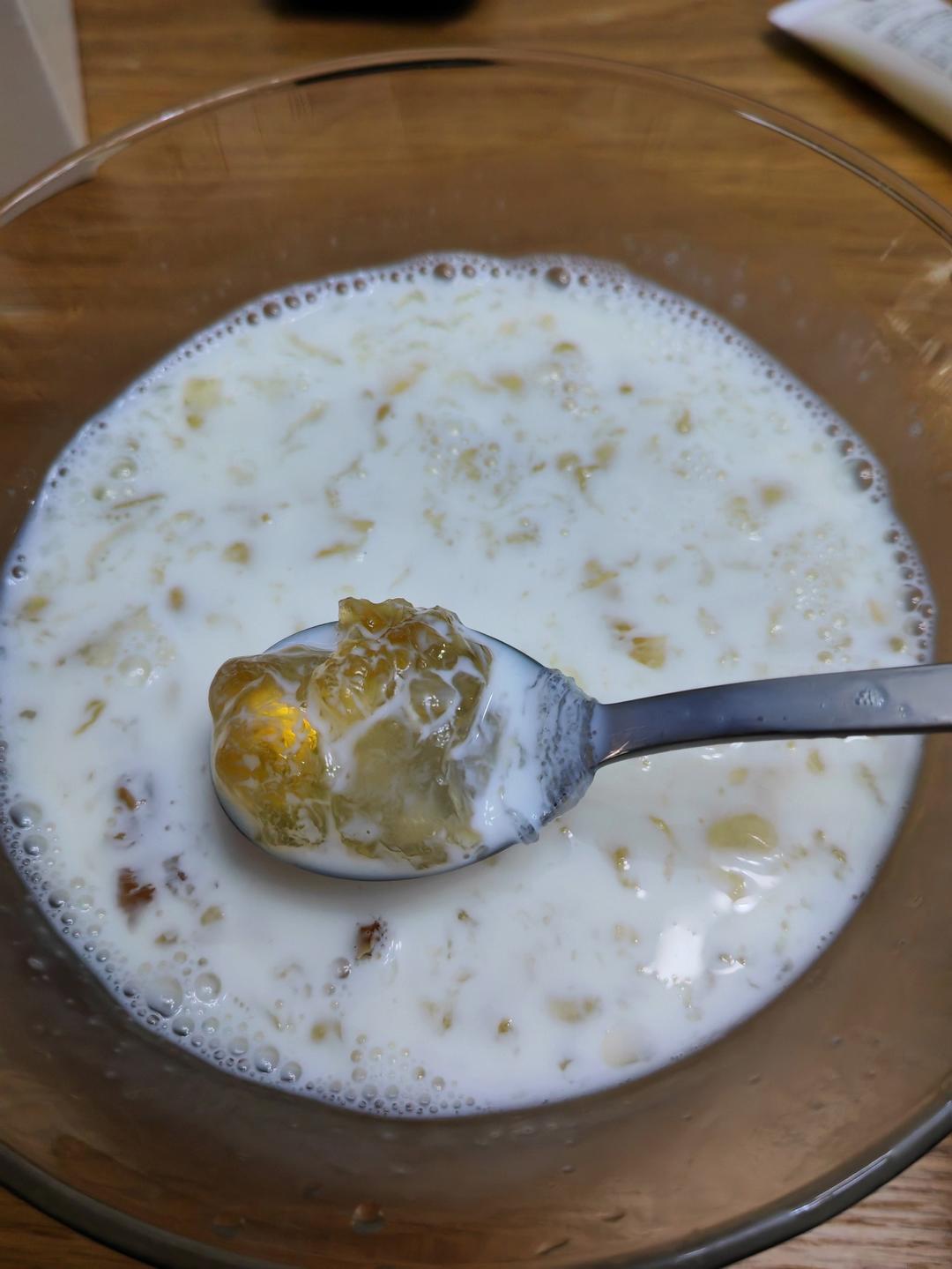 喝出好皮肤！桃胶银耳雪燕皂角米牛奶羹