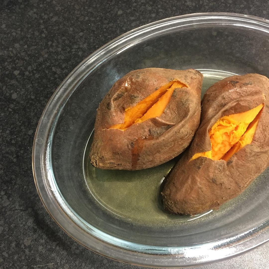 【健康三餐】简单好吃的微波炉烤红薯