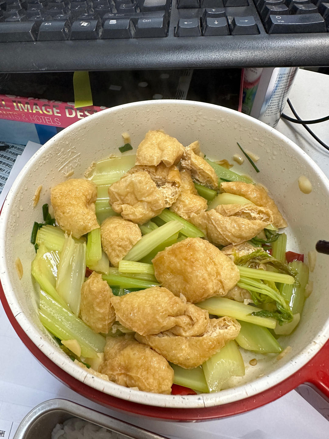 办公室简易版豆腐泡炒芹菜的做法