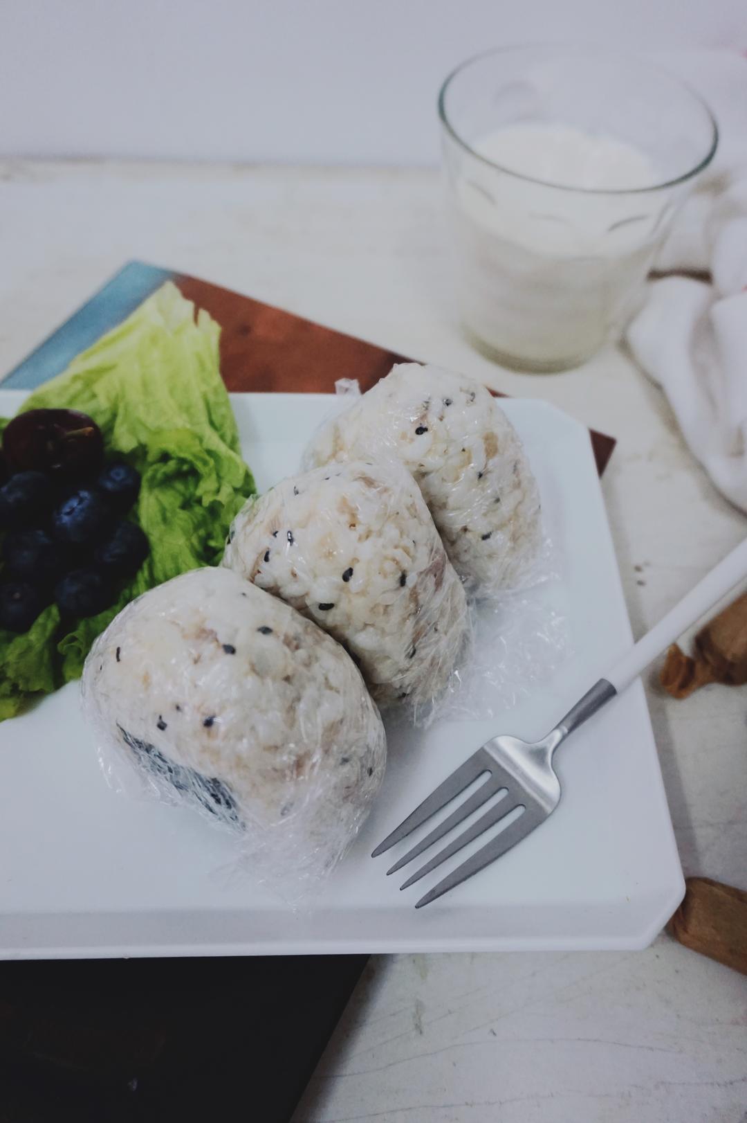 金枪鱼芝麻手捏饭团