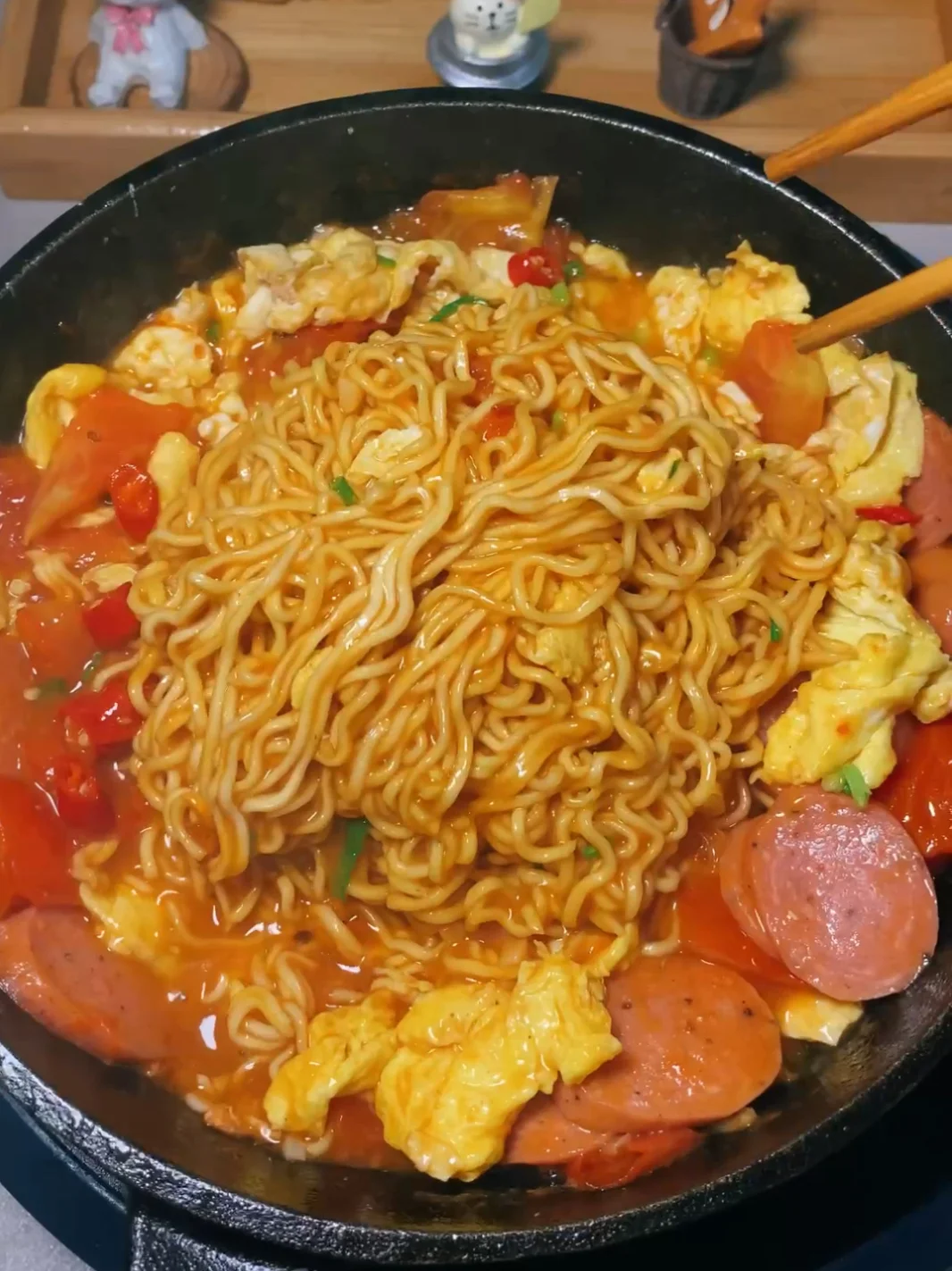 🍅酸爽开胃｜好吃到舔盘番茄火腿咖喱泡面🍜的做法