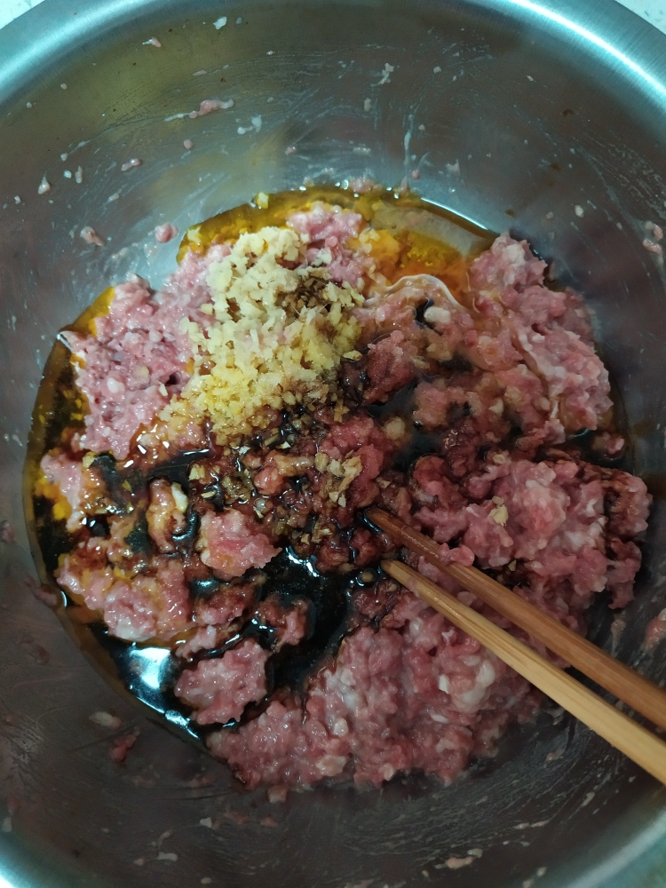 烫面驴肉蒸饺，驴肉锅贴(煎饺)的做法 步骤2