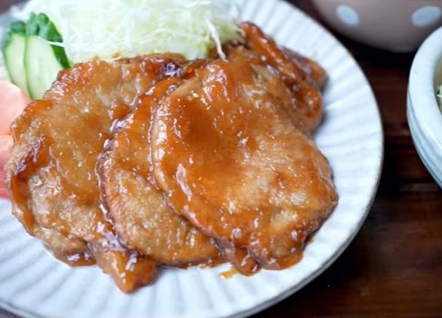 【搬运】昭和风の姜烧猪排+土豆沙拉的做法
